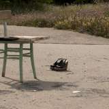 ...accanto alla sedia un paio di scarpe lasciate per strada...